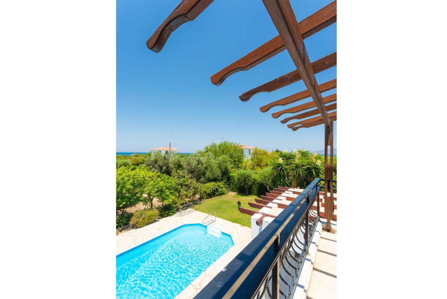Sun Beach Villa Thio Polis Exteriör bild